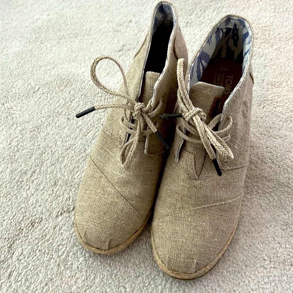 Toms wedge … beautiful condition. Only worn a few time